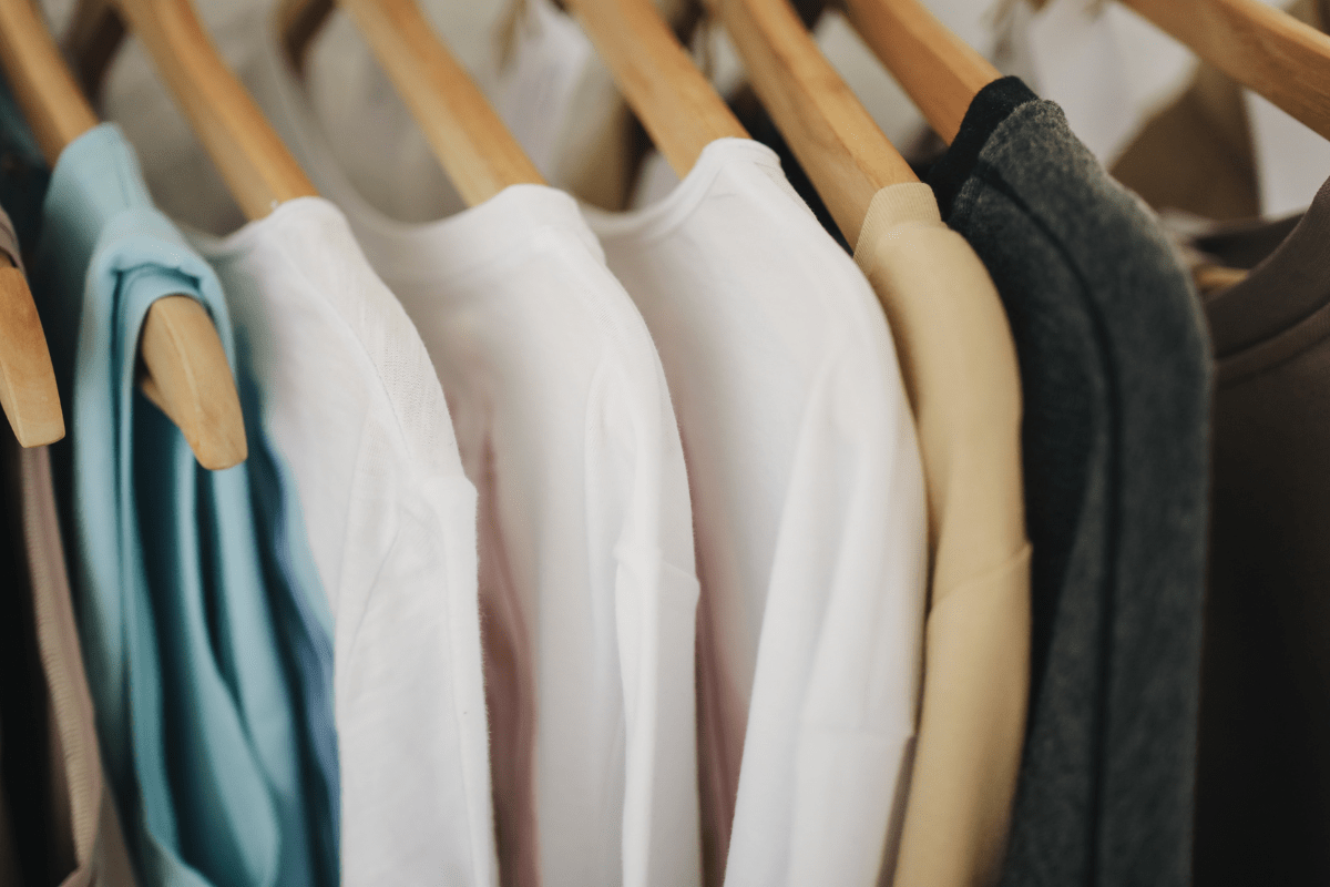 Przywracanie bieli ubraniom: Domowe sposoby na wybielanie