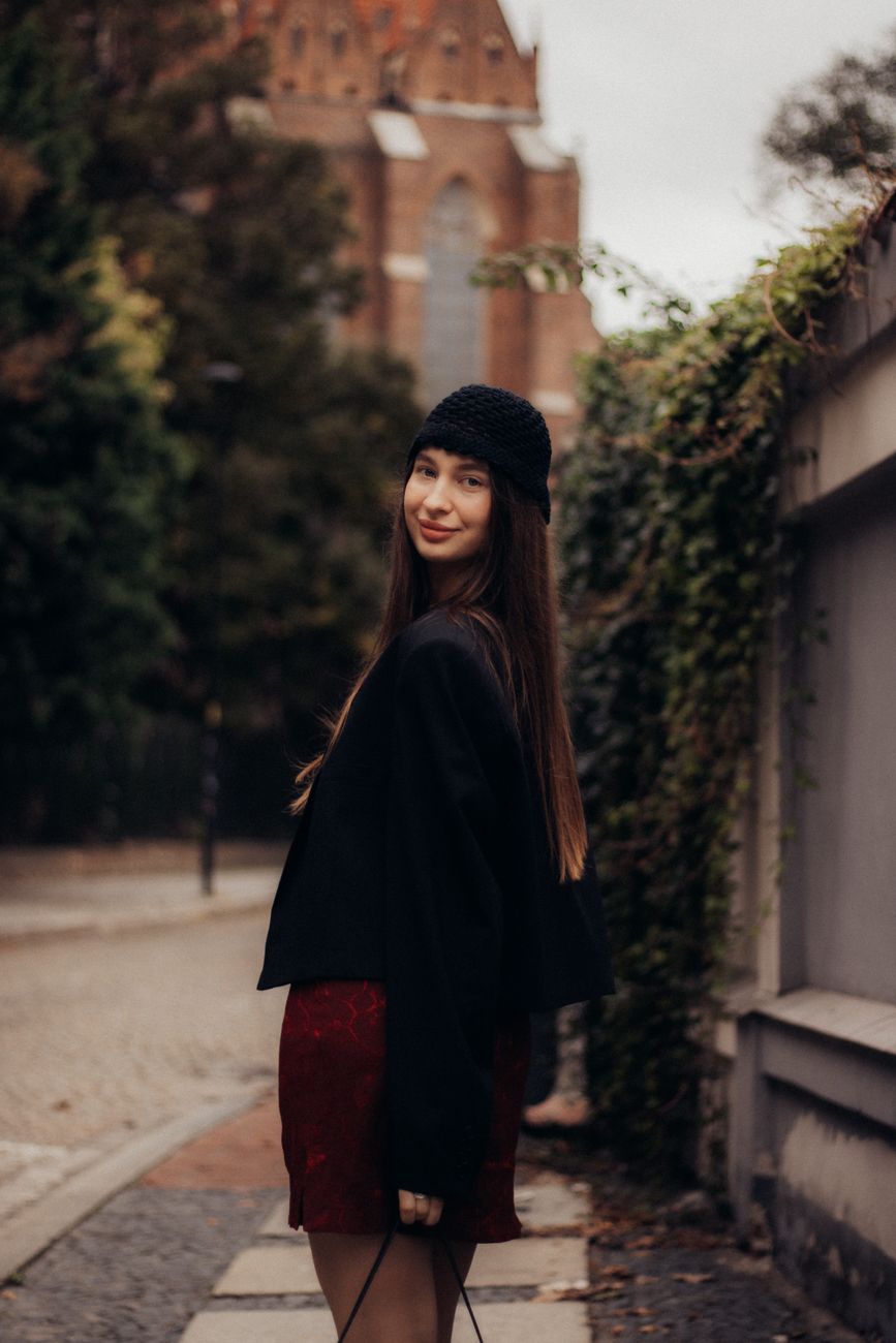 Szatynka czy brunetka? Jak rozpoznać szatynowy kolor włosów i dobrać do niego stylizację