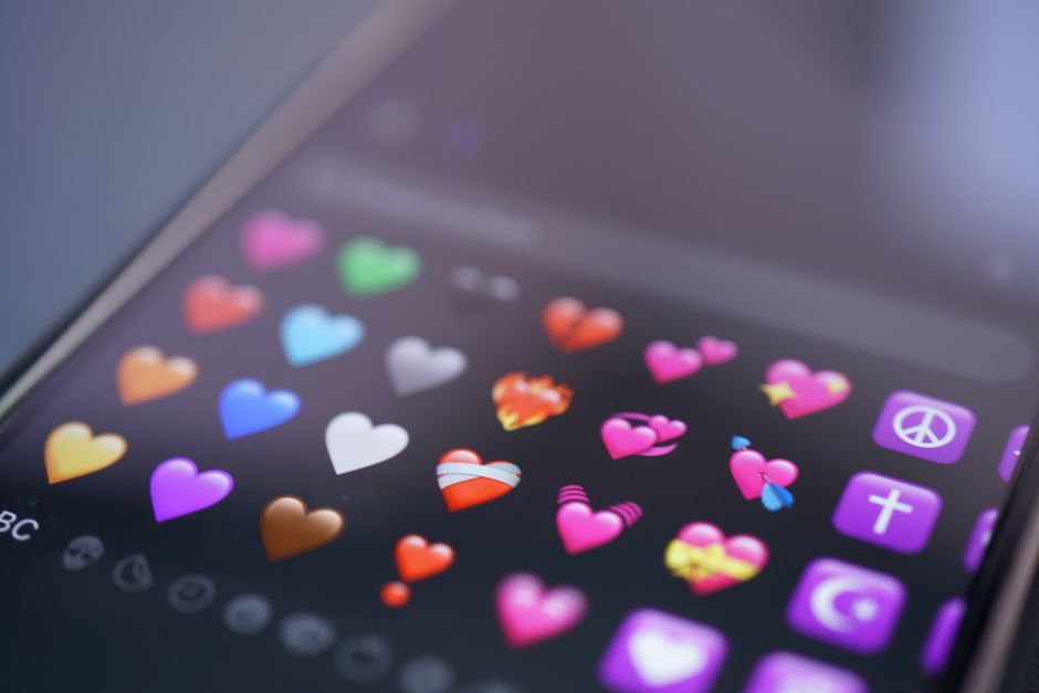 Co oznaczają kolory serc emoji? Zielone, fioletowe i inne serca w wiadomościach